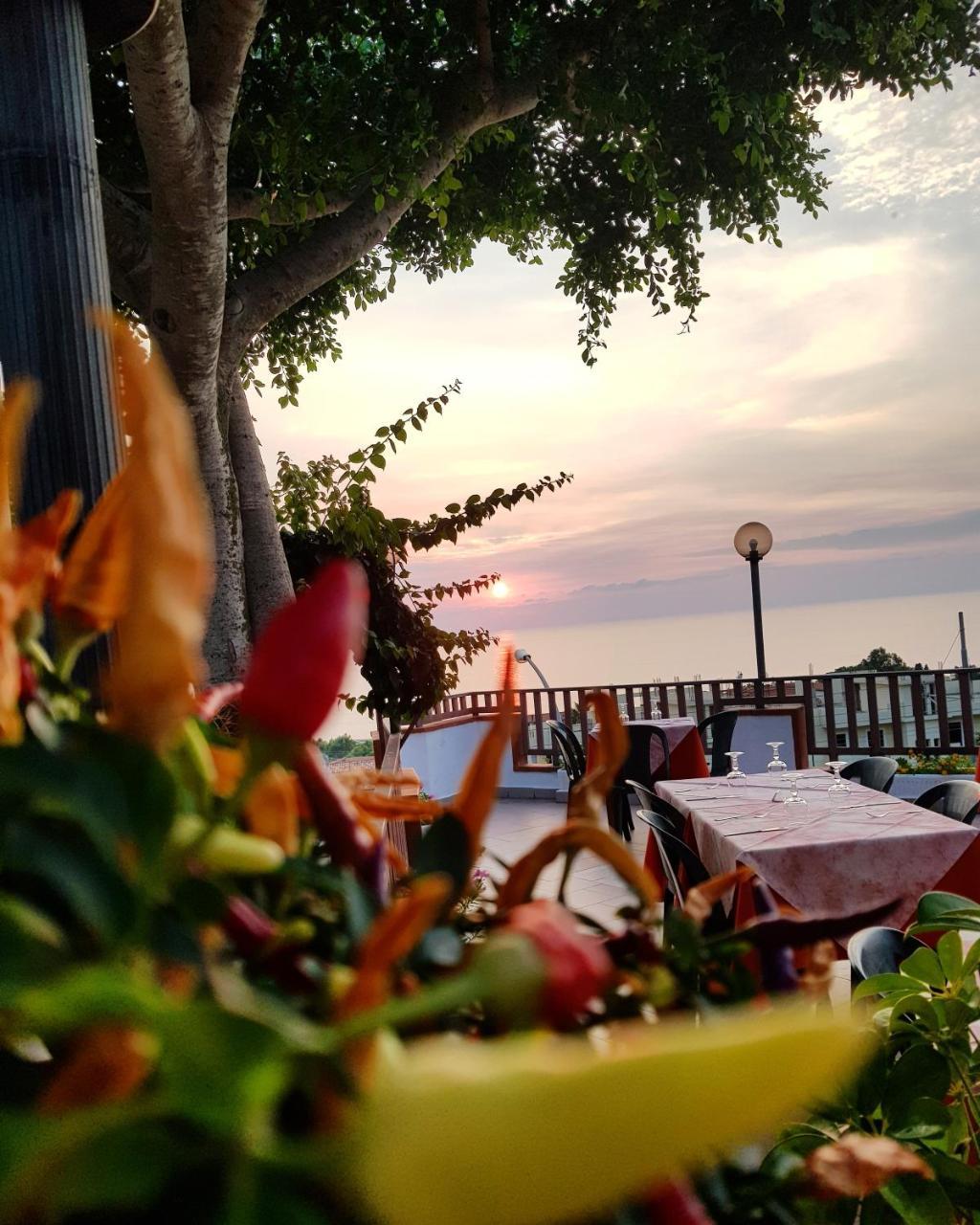 San Carlo - Terrazzo Sul Mare Con Ristorante E Pizzeria Panzió Zambrone Kültér fotó